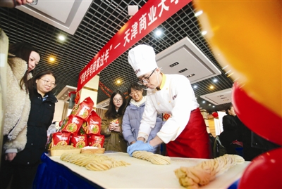 《中老年时报》、《今晚报》、津云客户端报道我校举办“带老字号回家过年”专场活动